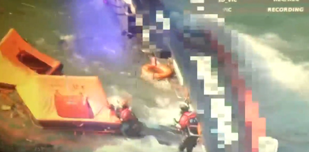 Coast guards carry out a rescue operation for a capsized boat off the southwest coast near Gageo Island in Sinan, South Jeolla Province, on Saturday. This image is taken from a video provided by the Mokpo Coast Guard. (Newsis)
