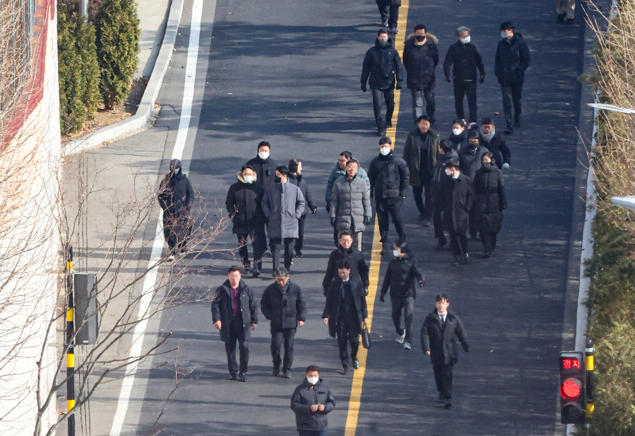 고위공직자범죄수사처가 윤석열 대통령의 라이브 바카라 집행에 나선 지난 3일 서울 용산구 한남동 대통령 관저 경내에서 공수처 수사관 등이 내려오고 있다. [연합]