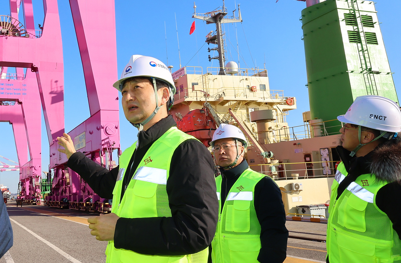 Industry Minister Ahn Duk-geun (left) speaks during his visit to a port in Incheon, just west of Seoul on Thursday. (Yonhap)