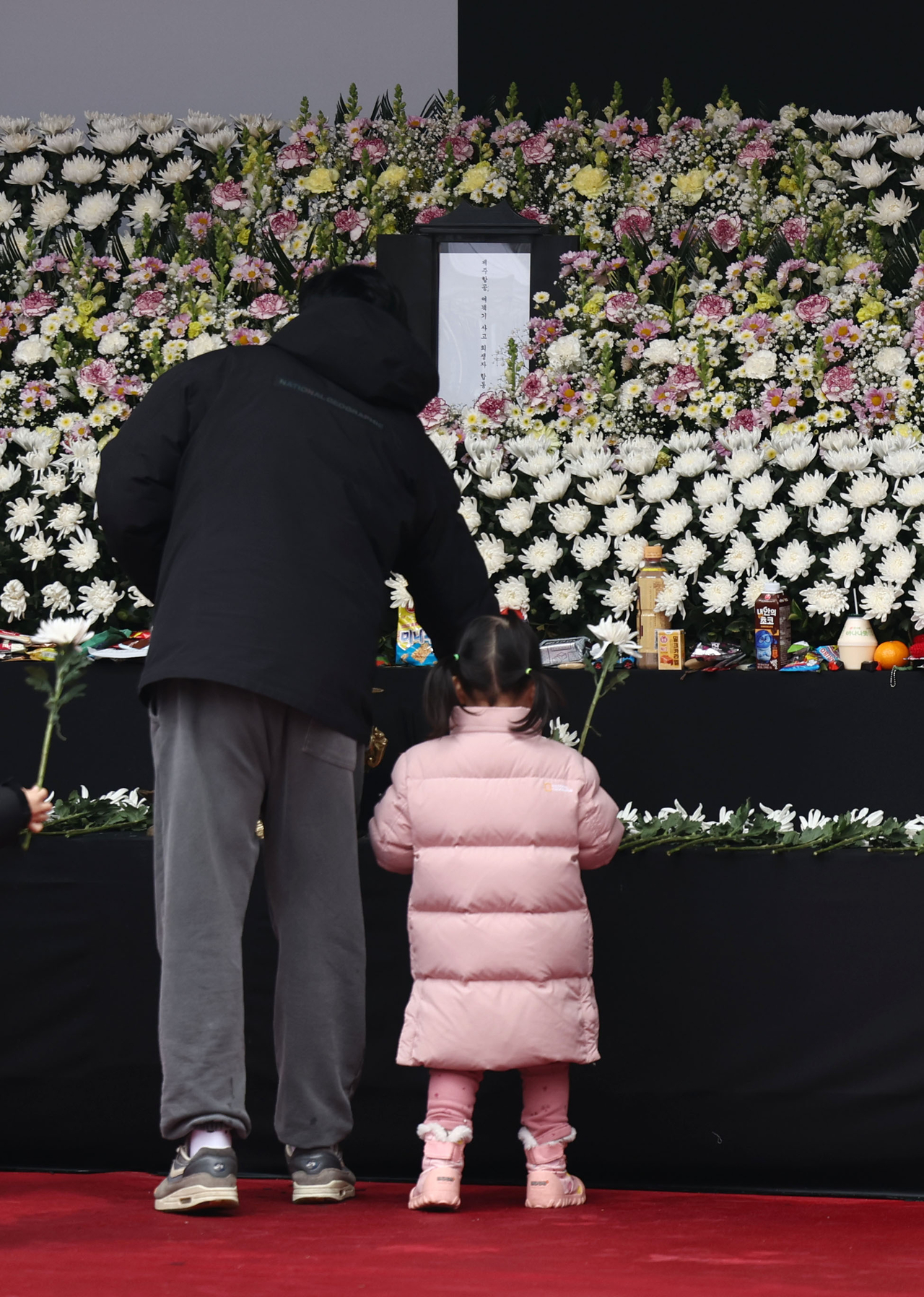 Citizens visit the joint memorial altar at Seoul City Hall on Sunday, to pay their respects to the victims of the Jeju Air plane crash. (Yonhap)