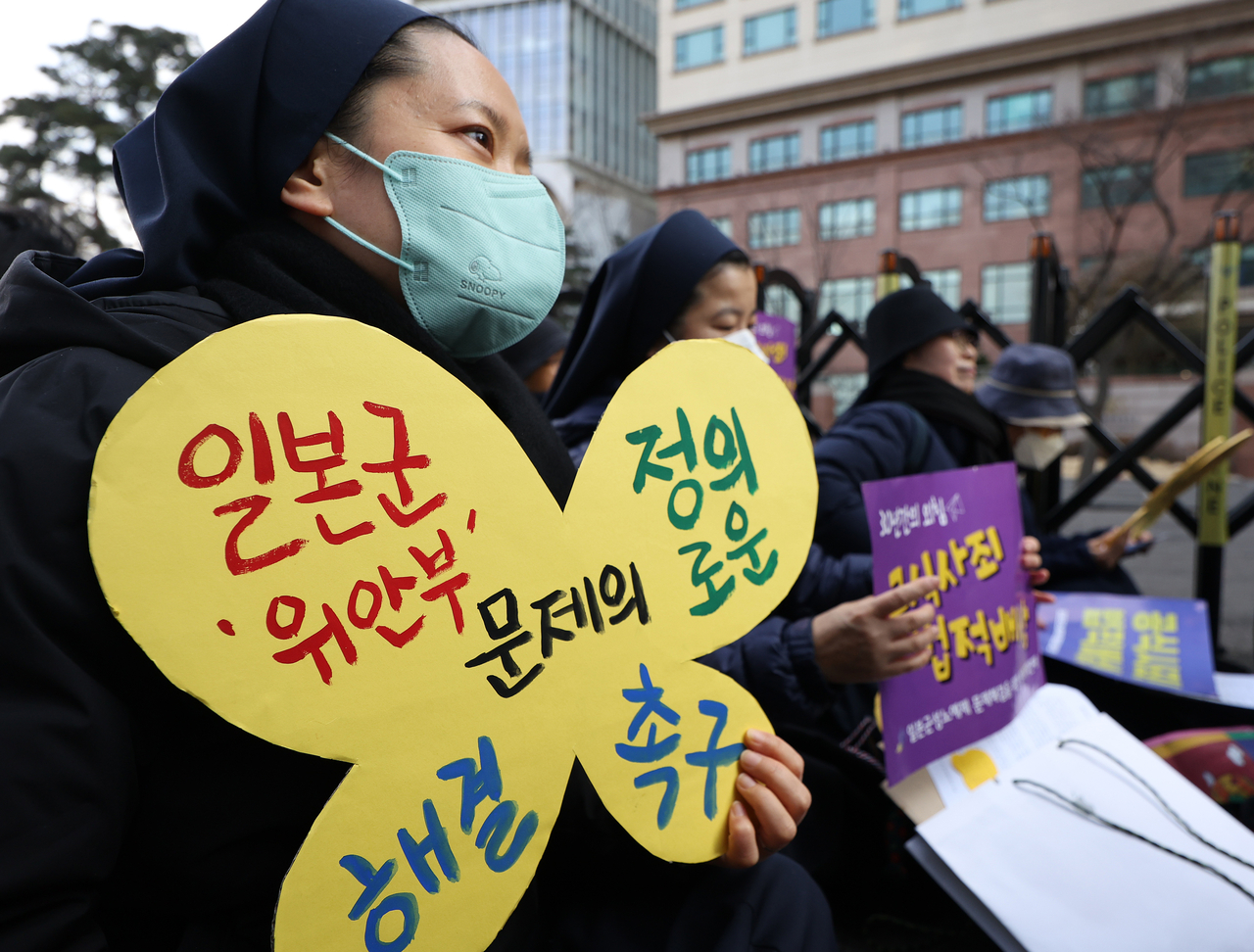 The latest edition of the weekly Wednesday Demonstration demanding Japan apologize for its wartime sex slavery is held on Jan. 1, near the Japanese Embassy in Seoul. (Yonhap)