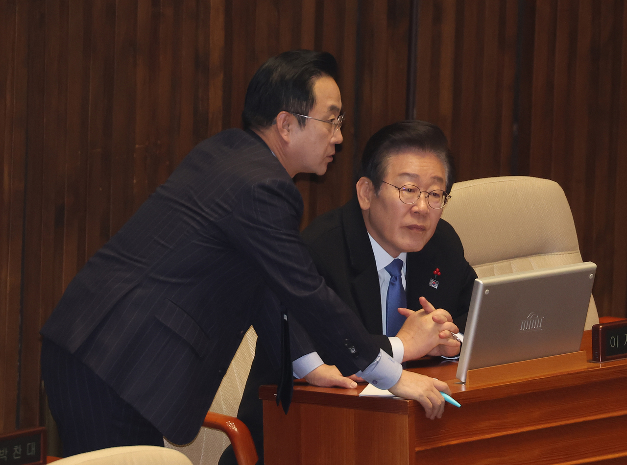 더불어민주당 이재명 대표가 13일 오후 국회에서 열린 본회의에 참석해 박성준 원내수석부대표와 대화하고 있다. [연합]