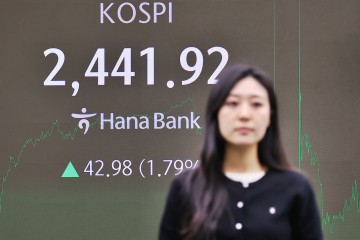 코스피가 6거래일 만에 반등해 2,440대를 회복한 지난 3일 오후 서울 중구 하나은행 본점 딜링룸 현황판에 코스피 지수 등이 표시되고 있다. 이날 코스피 지수는 42.98포인트(1.79%) 오른 2,441.92에, 코스닥 지수는 전장보다 19.13포인트(2.79%) 오른 705.76로 장을 마쳤다. [연합]