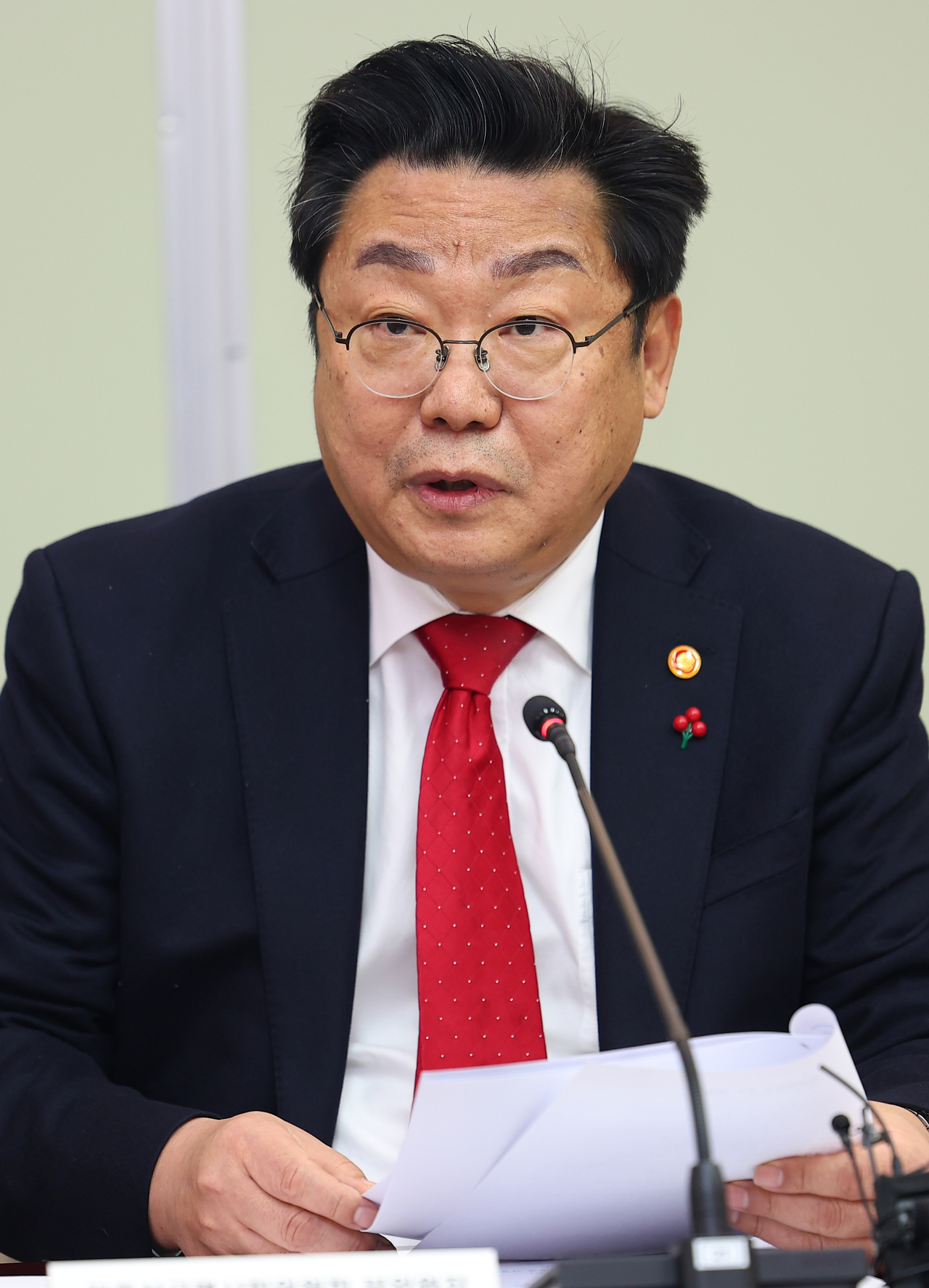 저출산고령사회위원회 주형환 부위원장이 지난해 12월 3일 오후 정부서울청사에서 열린 제6차 인구비상대책회의에서 발언하고 있다. 정부는 이날 오후 회의를 통해 가족 친화적 공항 조성방안, 이른둥이 맞춤형 지원대책, 저출생대책 이행점검결과 및 성과지표, 인구 위기 대응 T/F 운영 등에 대해 논의했다. [연합]