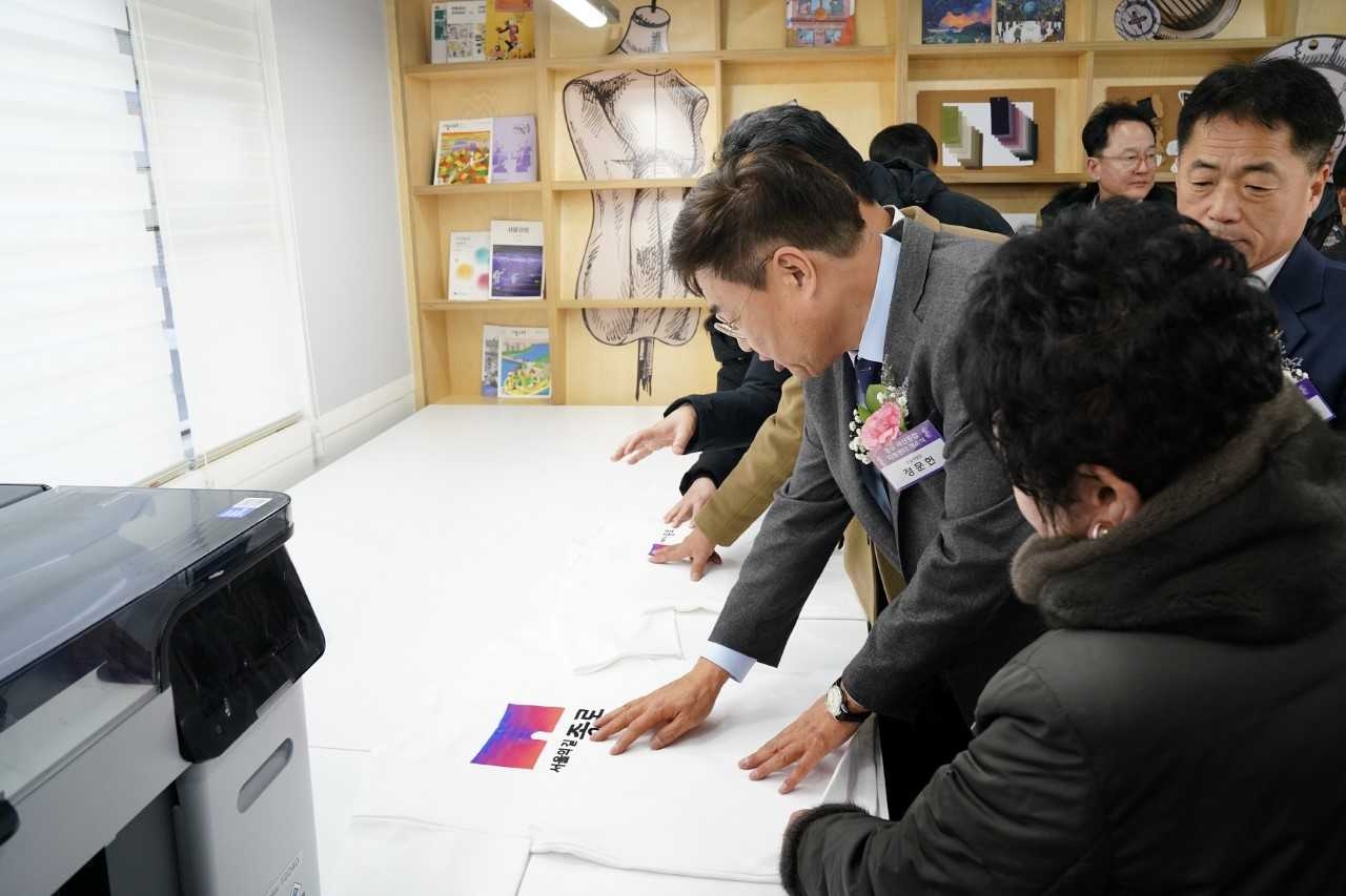 서울 종로구가 관내 의류제조업체가 밀집해 있는 창신동에 ‘종로 패션종합지원센터’를 열었다. [종로구 제공]