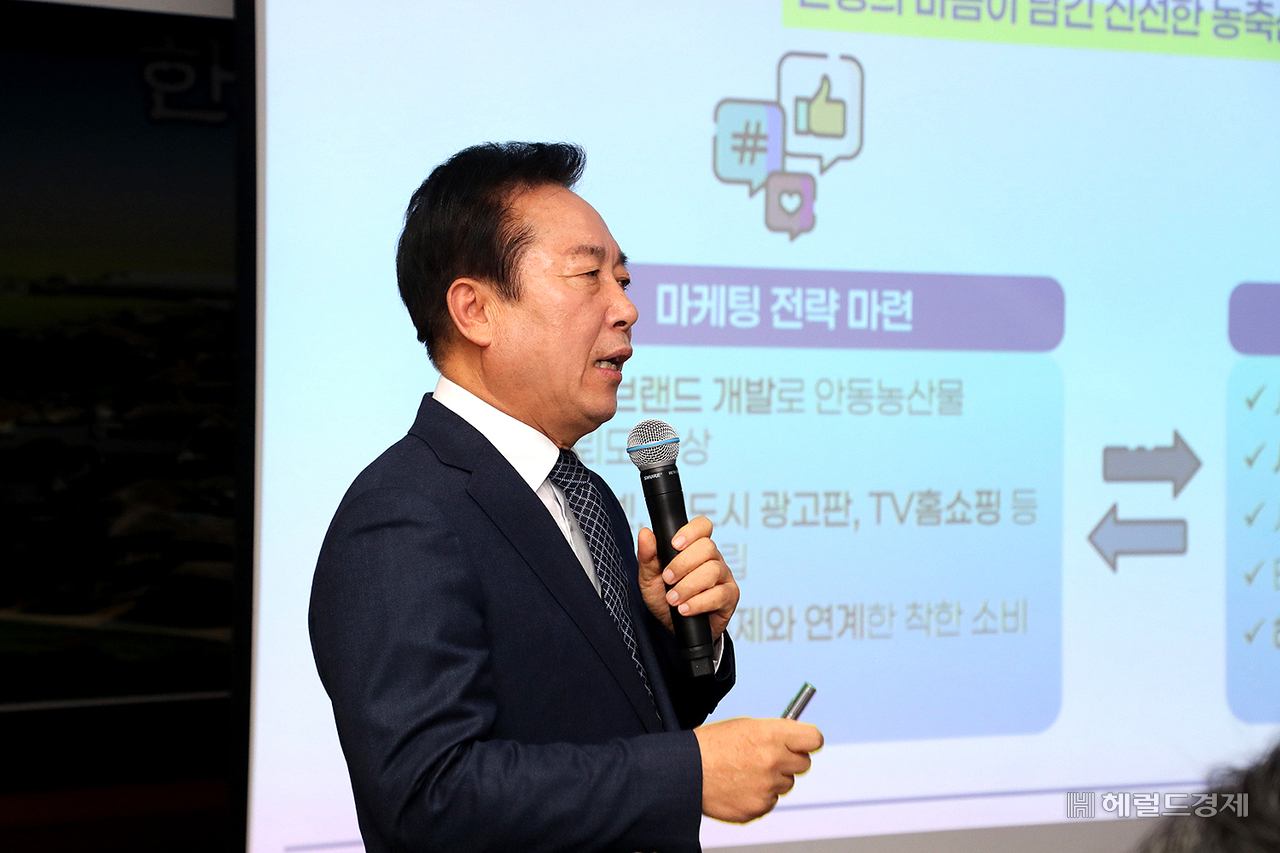 8일 권기창 안동시장이  기자간담회를 열고, 2025년 시정 비전과 역점 사업을 발표하고 있다(안동시 제공)