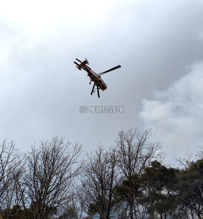 8일 산불이 발셍한 의성군 안계면 안정리 야산에 산불 진화용 산림청 헬기가 불을 끄고 있다