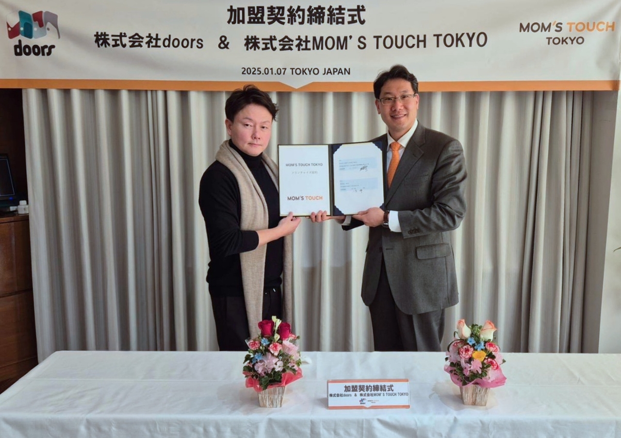 Son Jin-wook (right), head of Mom’s Touch's Japan Office, and Yagi Zen, Doors CEO, pose for a photo during a signing ceremony in Shibuya,  Japan, Tuesday. (Mom's Touch)