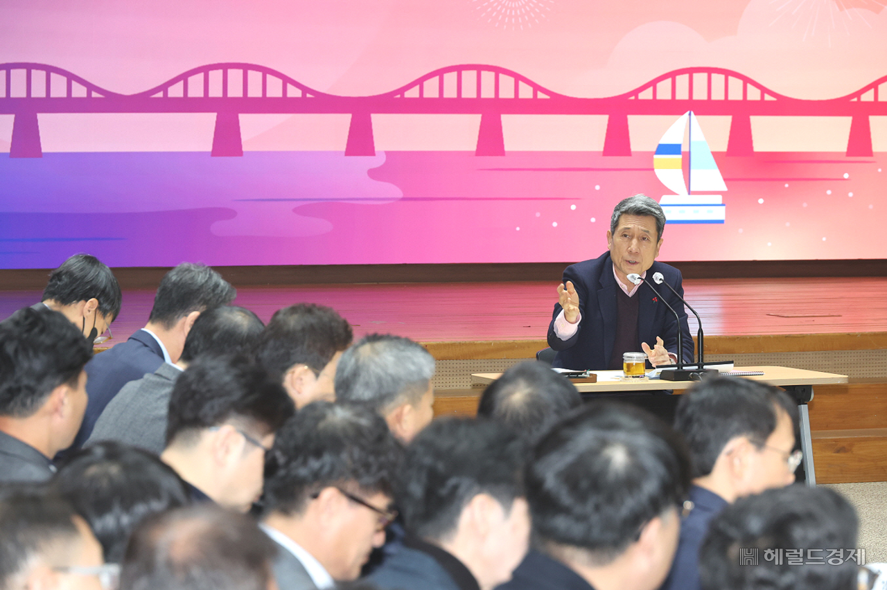 이강덕 포항시장이 지난해 연말 열린 확대간부회의에서 민생경제 안정을 강조하고 있다(포항시 제공)