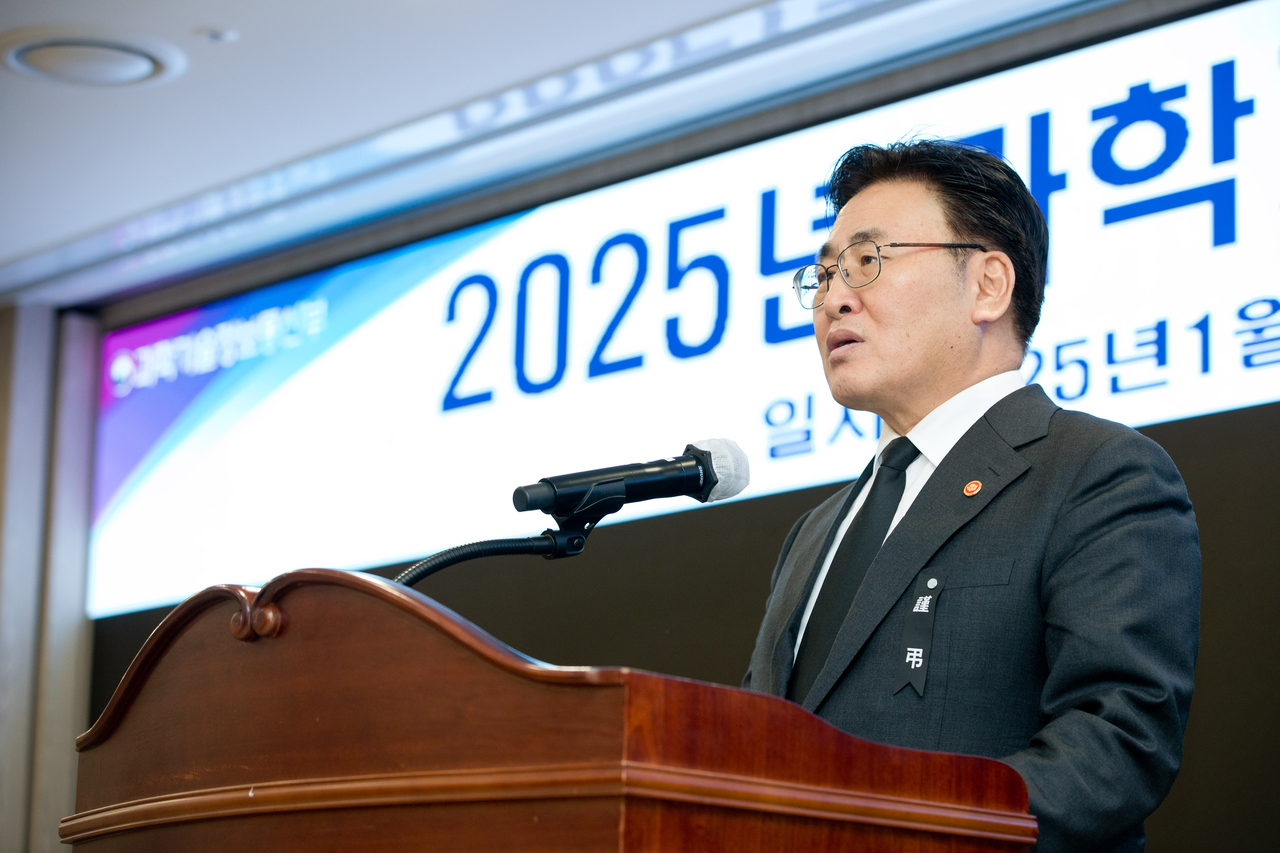 유상임 과학기술정보통신부 장관이 지난 2일 정부세종청사에서 열린 ‘2025 과학기술정보통신부 시무식’에서 신년사를 하고 있다.  [과학기술정보통신부 제공]