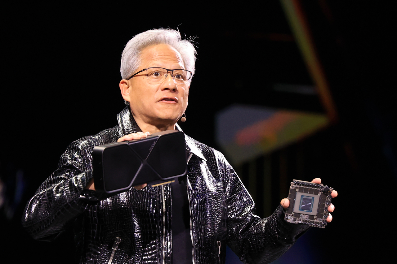세계 최대 가전·정보기술(IT) 전시회 CES 2025가 7일(이하 현지시간) 공식 개막한 가운데 지난 6일 오후 미국 네바다주 라스베이거스 만달레이베이 컨벤션센터 내 미셀로브 울트라 아레나에서 젠슨 황 엔비디아 최고경영자(CEO)가 기조연설하고 있다.  [연합]