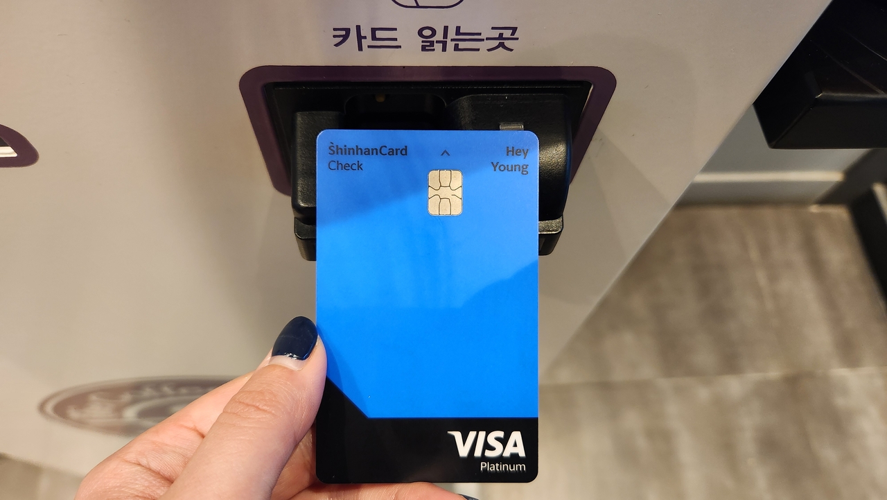 고물가 영향으로 신용카드 대신 체크카드를 이용하려는 소비자가 늘고 있다. [사진 정호원]
