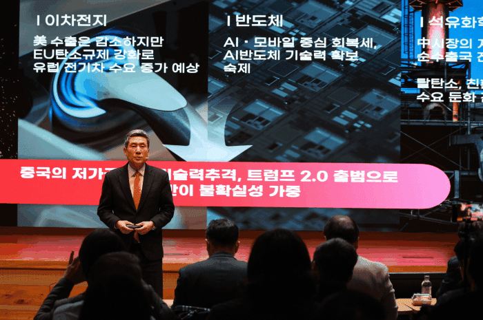 이강덕 포항시장이 9일 시청 대회의실에서 신년 기자회견을 갖고 2025시정 운영 방향에 관해 설명하고 있다. (포항시 제공)