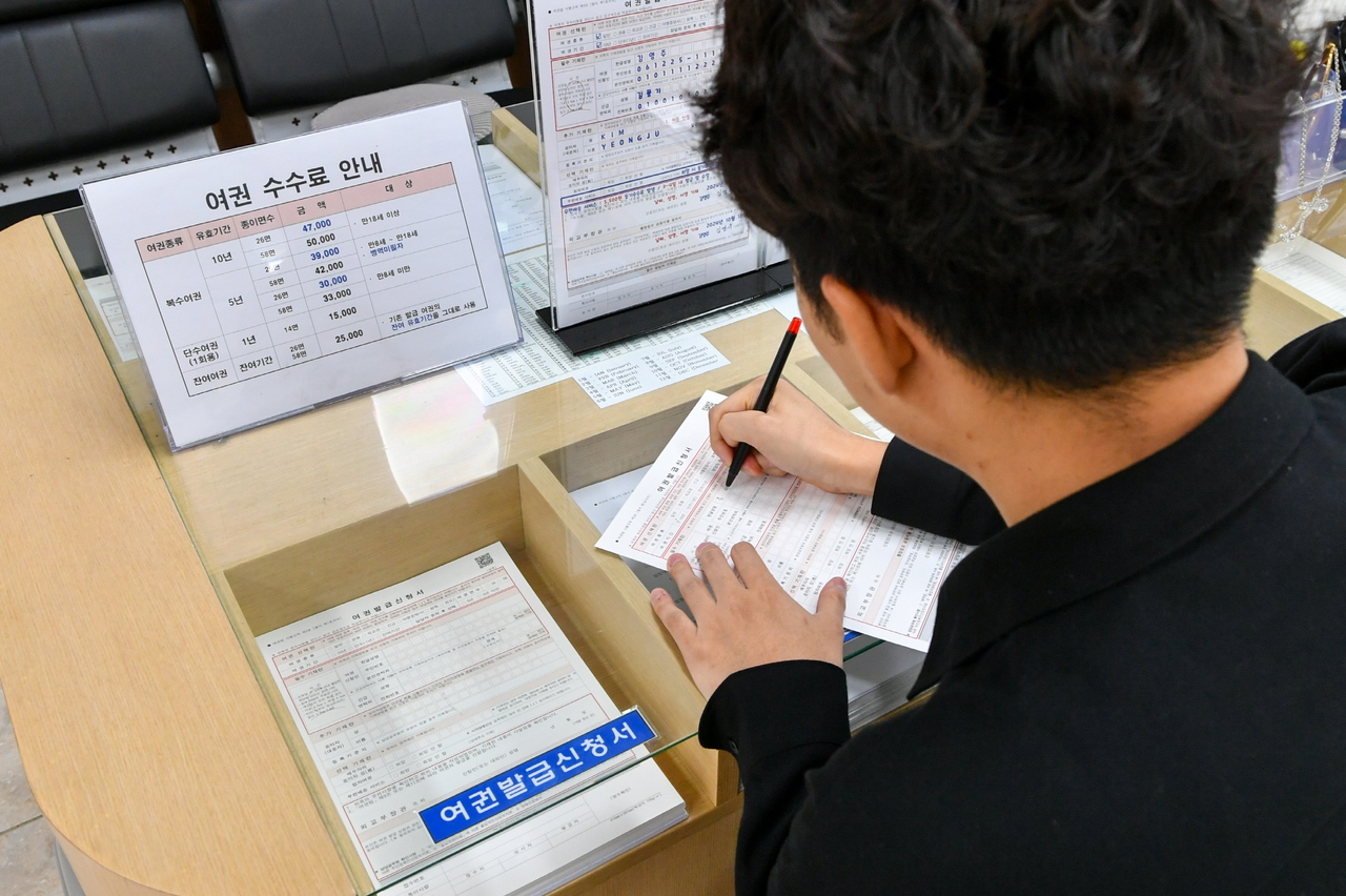 영주시가  운영하는 야간민원실을 찾은 한 시민이 여권 발급 신청을 하고 있다(영주시 제공)