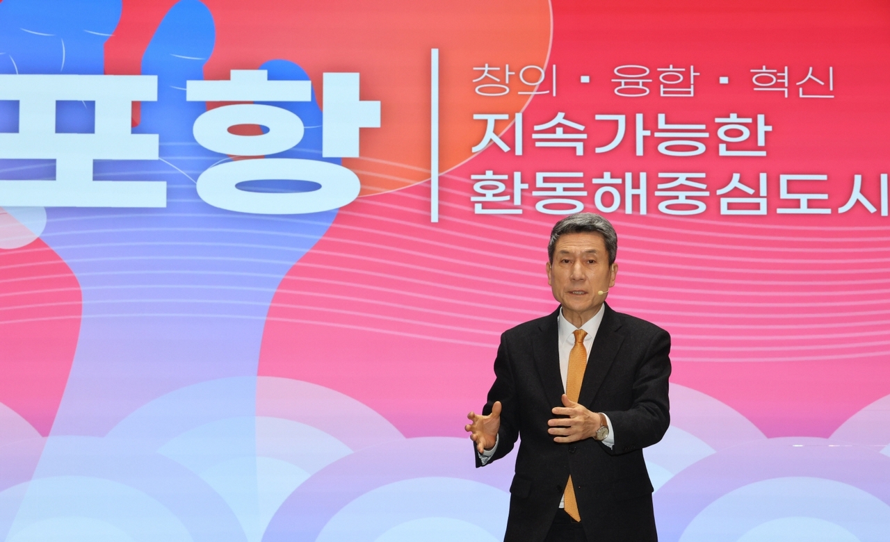 이강덕 포항시장이 9일 시청 대회의실에서 신년 기자회견을 갖고 2025시정 운영 방향에 관해 설명하고 있다. (포항시 제공)