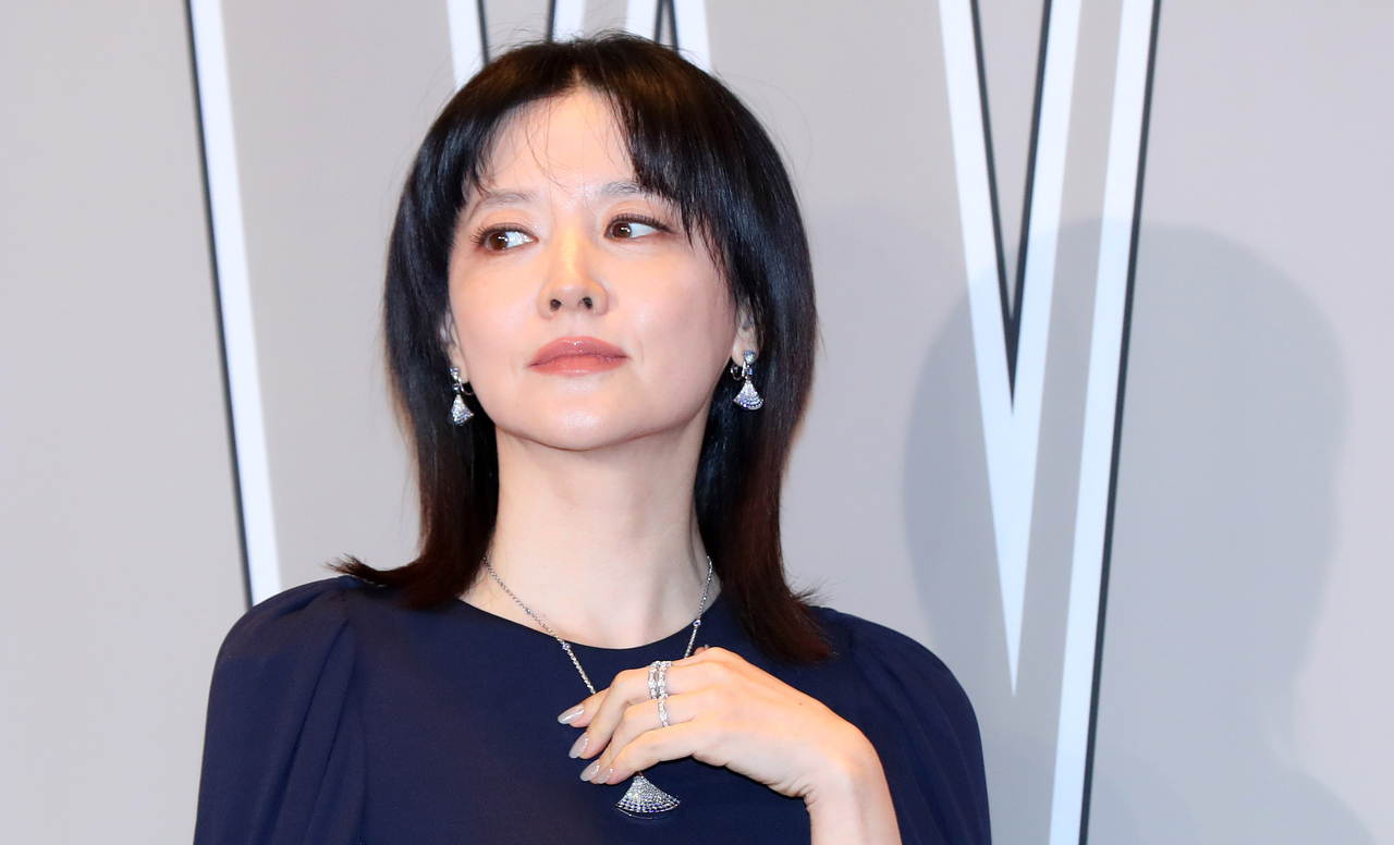 Lee Young-ae Returns to the Stage in 'Hedda Gabler' After 32 Years