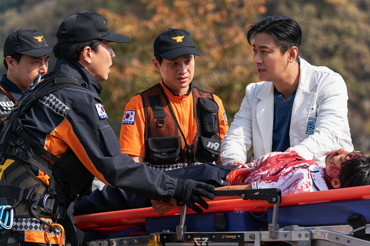 Ju Ji-hoon debuts as heroic doctor in 'The Trauma Code: Heroes on Call ...