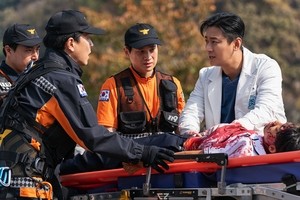 Ju Ji-hoon debuts as heroic doctor in 'The Trauma Code: Heroes on Call'