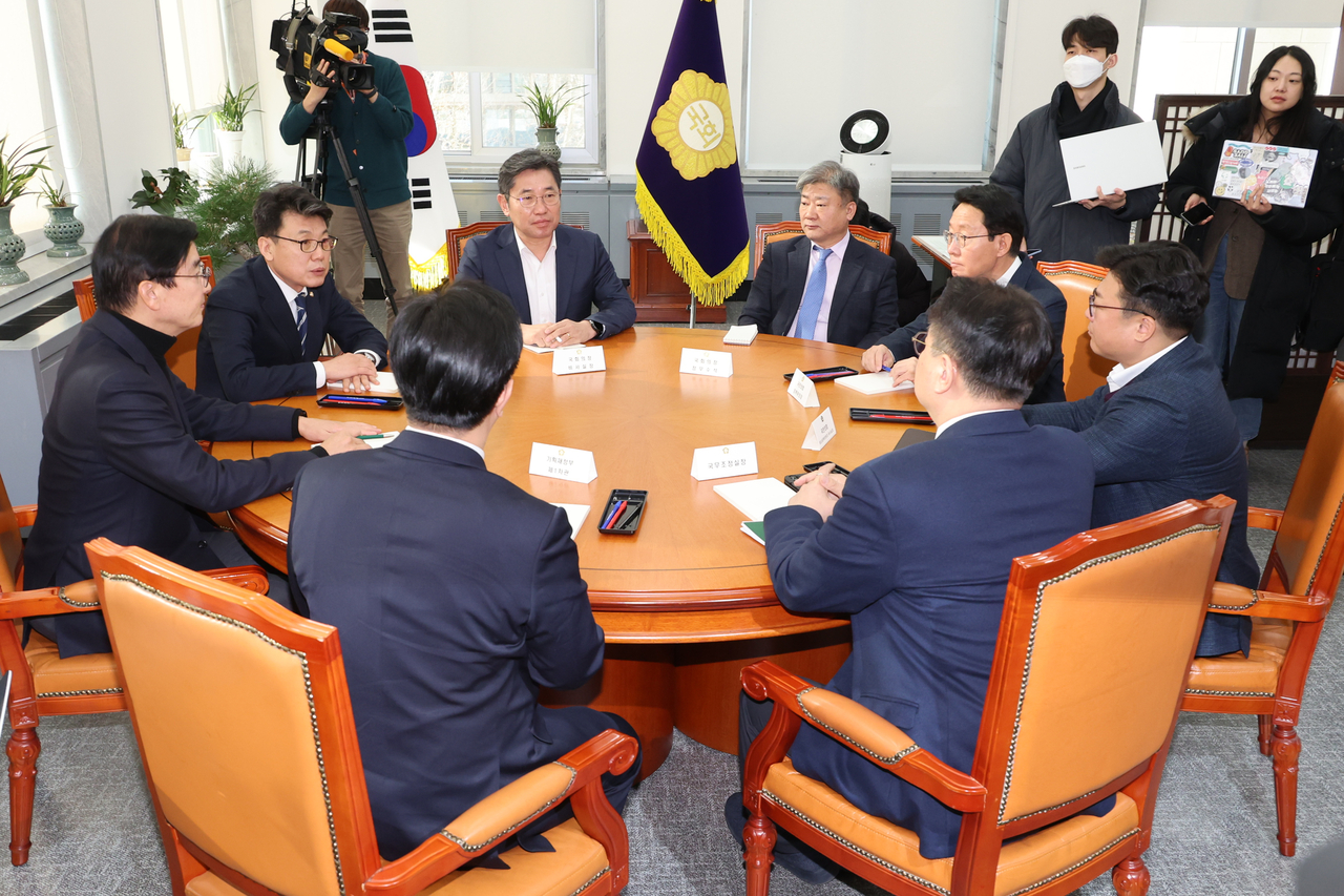 9일 오전 서울 여의도 국회에서 김상훈 국민의힘 정책위의장, 진성준 더불어민주당 정책위의장, 방기선 국무조정실장 등이 국정카지노 사이트체 첫 실무카지노 사이트를 하고 있다. [연합]