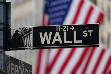 사진은 뉴욕 맨해튼의 뉴욕증권거래소(NYSE)에 걸려 있는 월스트리트 도로 표지판 [연합]