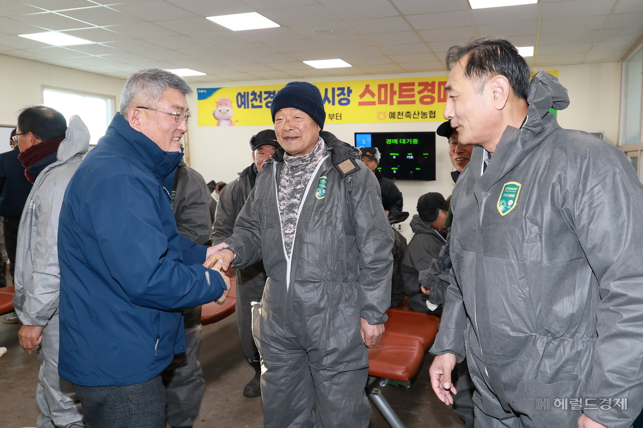 10일 김학동예천군수가 경매가축시장을 방문해 경매 상황을 점검하고 가격 하락으로 어려움을 겪고 있는 축산농가를 격려했다.(예천군 제공)