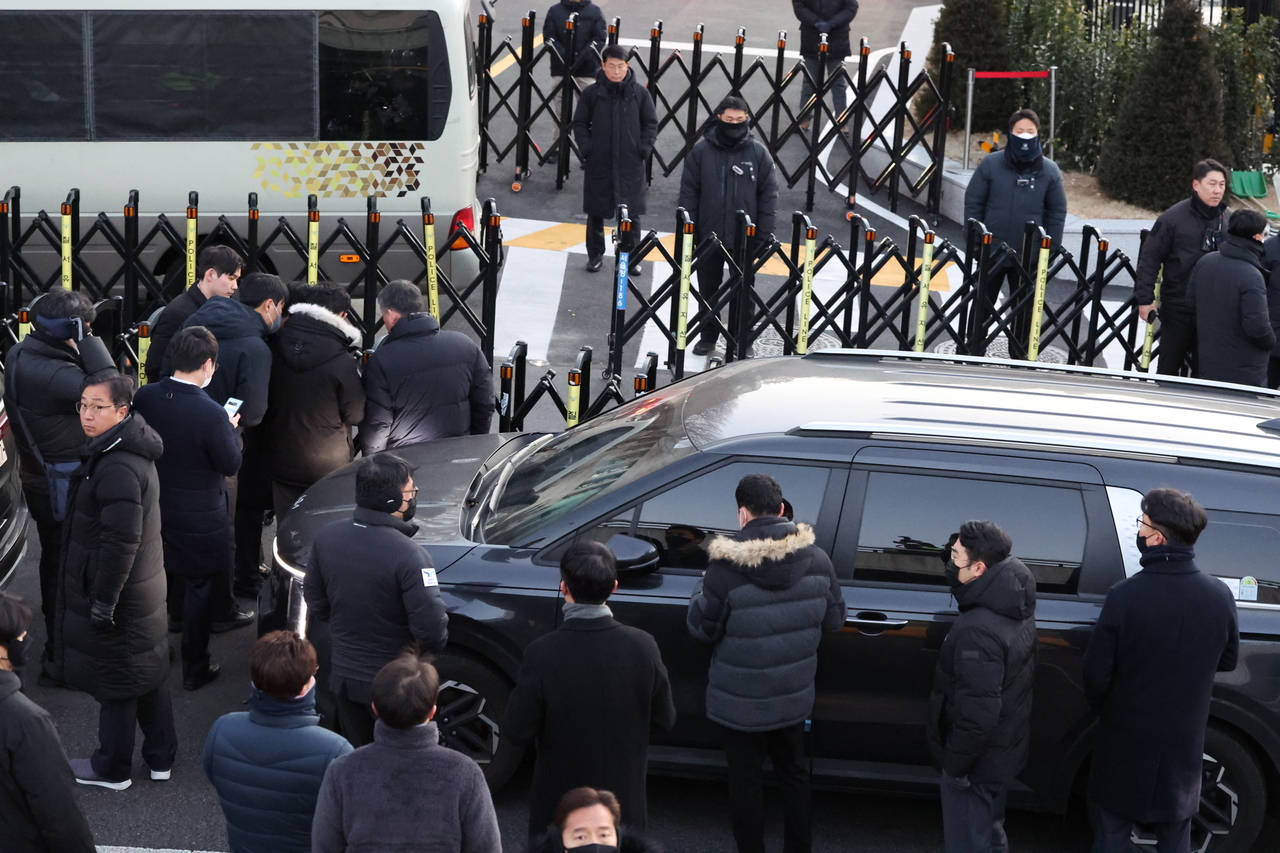 윤석열 대통령의 카지노사이트추천영장을 집행하기 위해 나선 고위공직자범죄수사처 수사관들을 태운 차량이 3일 서울 한남동 대통령 관저 입구에 도착해 대기하고 있다. [연합]