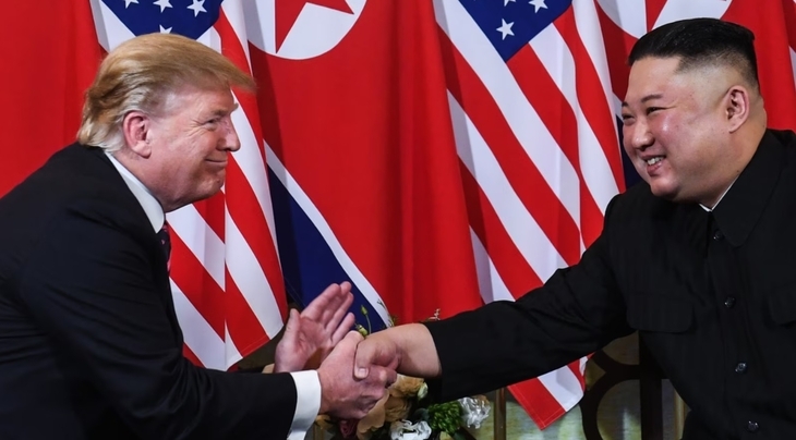 지난 2019년 2월 당시 미국 대통령이었던 도널드 트럼프 대통령 당선인과 김정은 북한 국무위원장이 베트남 하노이에서 만나 악수하는 모습. [AFP]