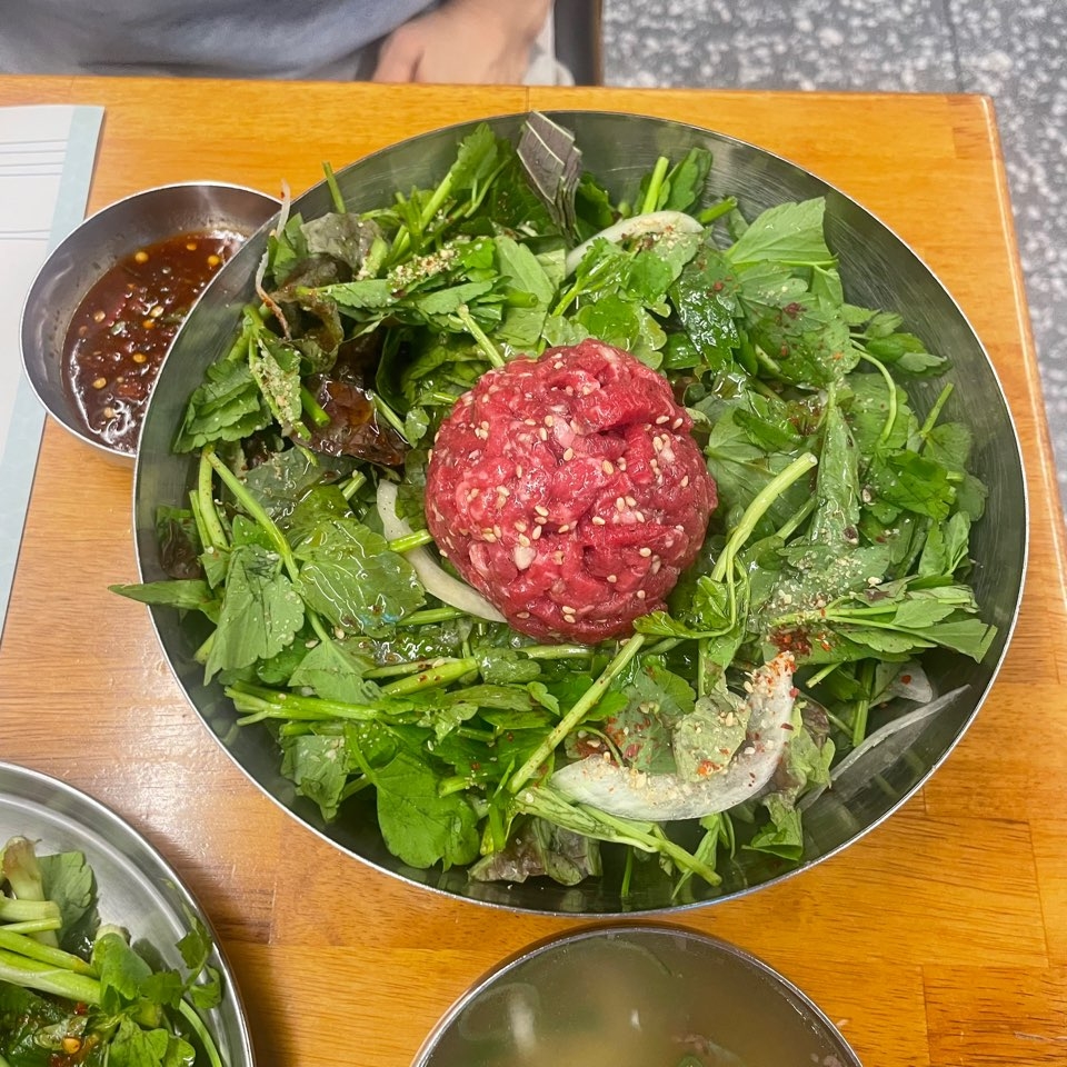 Neungdong Minari's yukhoe bibimbap (Hong Yoo/ The Korea Herald)