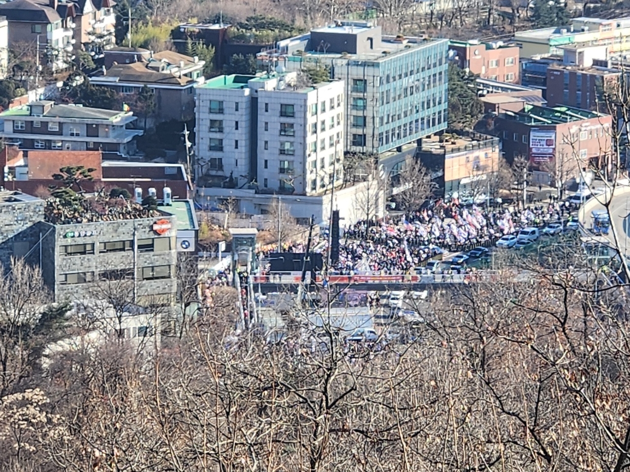 지난 9일 남산 중턱 슬롯사이트 업카지노서 바라본 한남동 집회  모습. 이영기 기자.