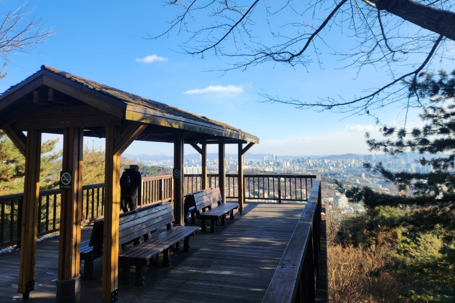 지난 9일 남산 중턱의 한 전망대. 대통령 슬롯사이트 업카지노 촬영을 제지하는 경찰 인력이 배치돼있다. 이영기 기자.