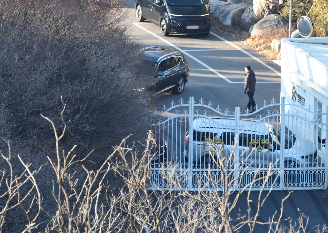Vehicles used by the Presidential Security Service block the entrance to the presidential residence in Hannam-dong, Seoul on Jan. 3, when officials from the joint investigation team attempted to arrest Yoon for leading an insurrection and committing abuse of power on a court-issued warrant. (Yonhap)