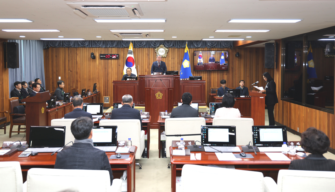 10일 열린 울진군 의회 제282회 임시회에서 김정희 의장이 발언하고 있다(울진군 의회 제공)