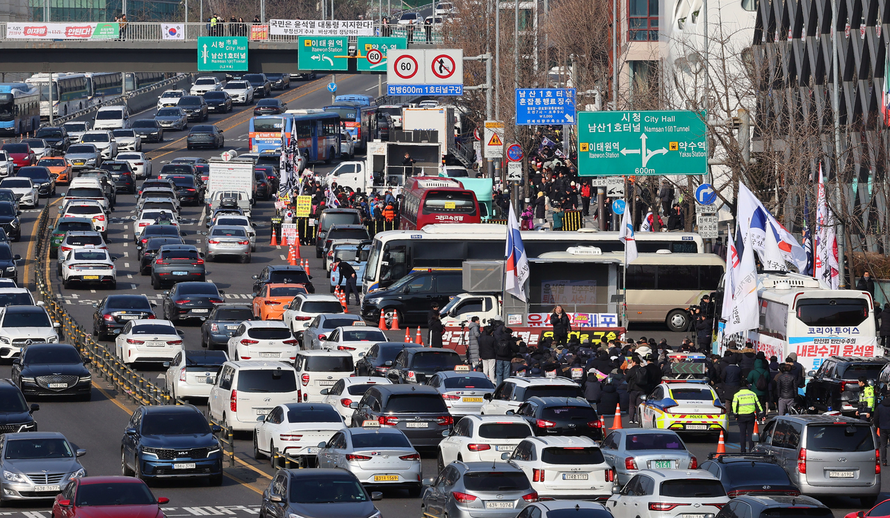 Rallies calling for suspended President Yoon Suk Yeol's arrest and those protesting it are being held Sunday in Hannam-dong, Seoul, near the presidential residence. (Yonhap)