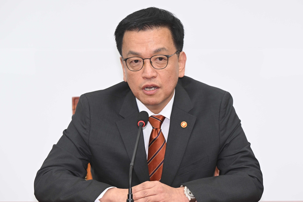 Acting President Choi Sang-mok, who concurrently serves as deputy prime minister for economic affairs and finance minister,  speaks durnig his meeting with Rep. Kwon Young-se, chief of the ruling People Power Party's emergency leadership committee, at the National Assembly in Seoul on Monday. (Pool photo via Yonhap)