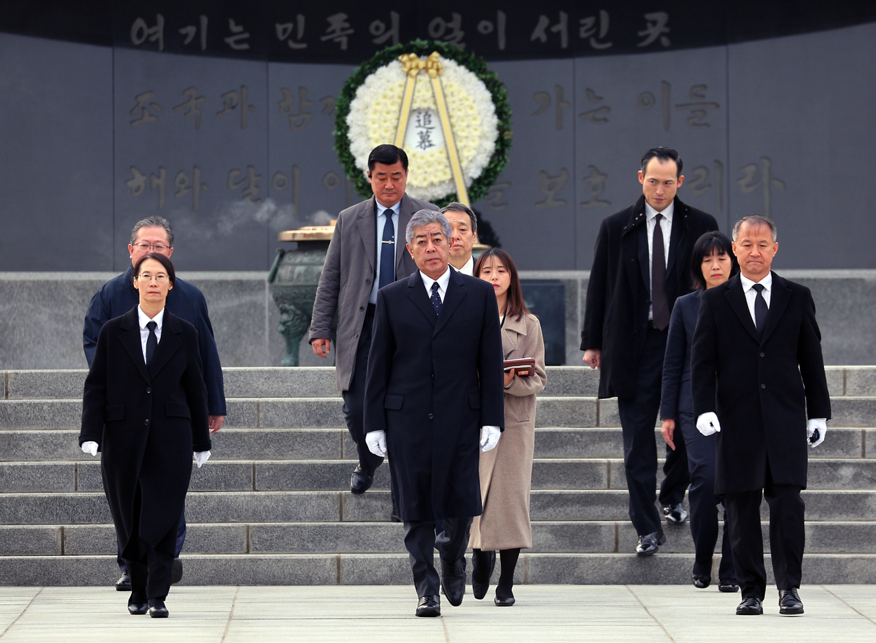 Japanese Foreign Minister Takeshi Iwaya visits the National Cemetery in Seoul on Monday  to pay tribute to South Korean patriotic martyrs and war dead. (Yonhap)