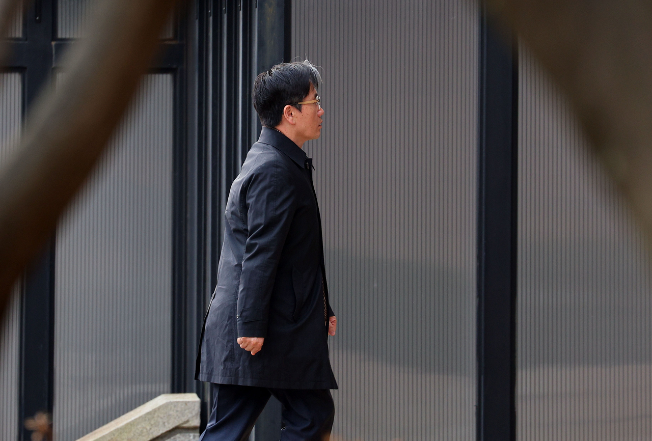Oh Dong-woon, chief of the Corruption Investigation Office for High-ranking Officials, arrives for work at the CIO headquarters in Gwacheon, Gyeonggi Province, Monday. (Yonhap)