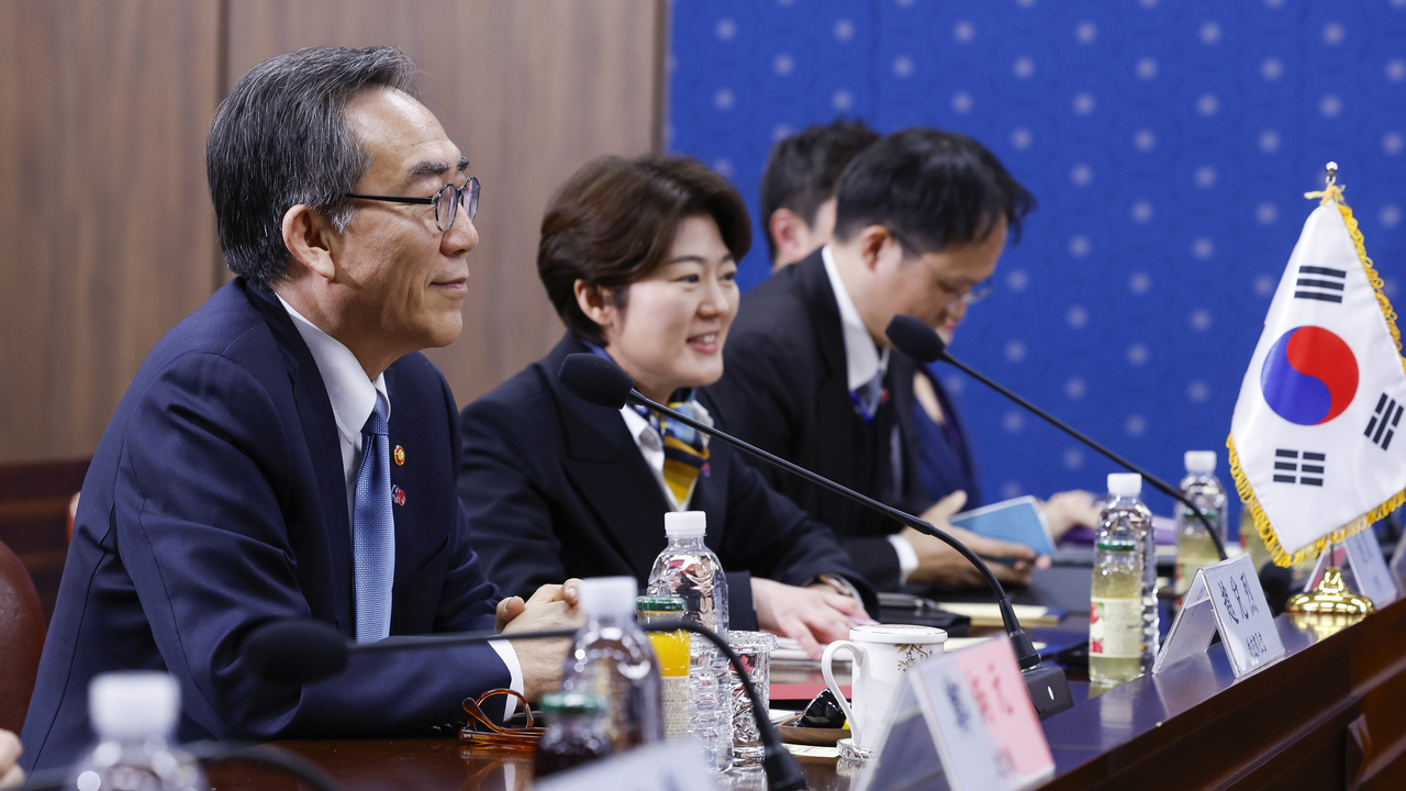 South Korean Foreign Minister Cho Tae-yul speaks to Japanese Foreign Minister Takeshi Iwaya (not pictured) during their talks in Seoul on Monday. (Pool photo via Yonhap)