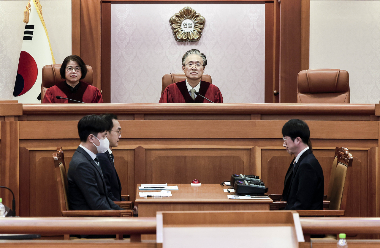 Constitutional Court of Korea Justices Kim Hyeong-du (left) and Kim Bok-hyeong preside over the first preparatory hearing for Prime Minister Han Duck-soo’s impeachment trial Monday afternoon. (Yonhap)