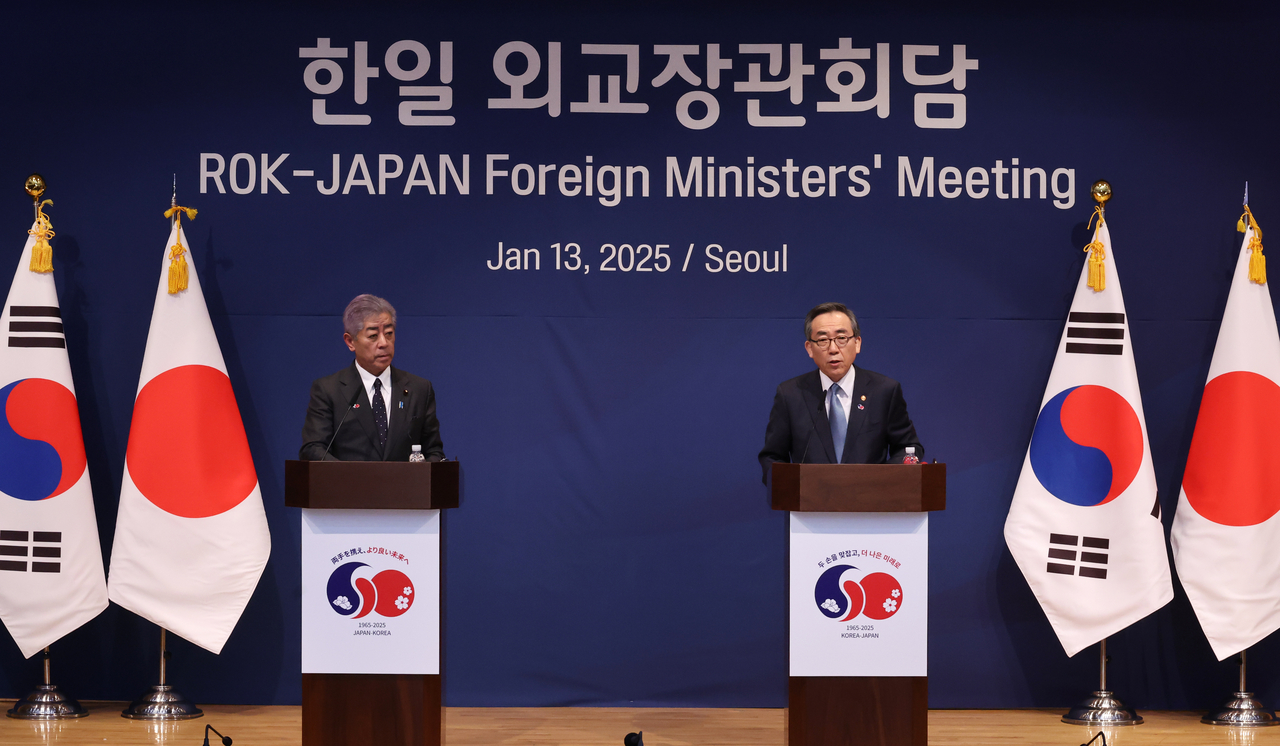 South Korean Foreign Minister Cho Tae-yul (right) and Japanese Foreign Minister Takeshi Iwaya speak during a press conference following their bilateral meeting at the Ministry of Foreign Affairs building in Seoul. (Yonhap)