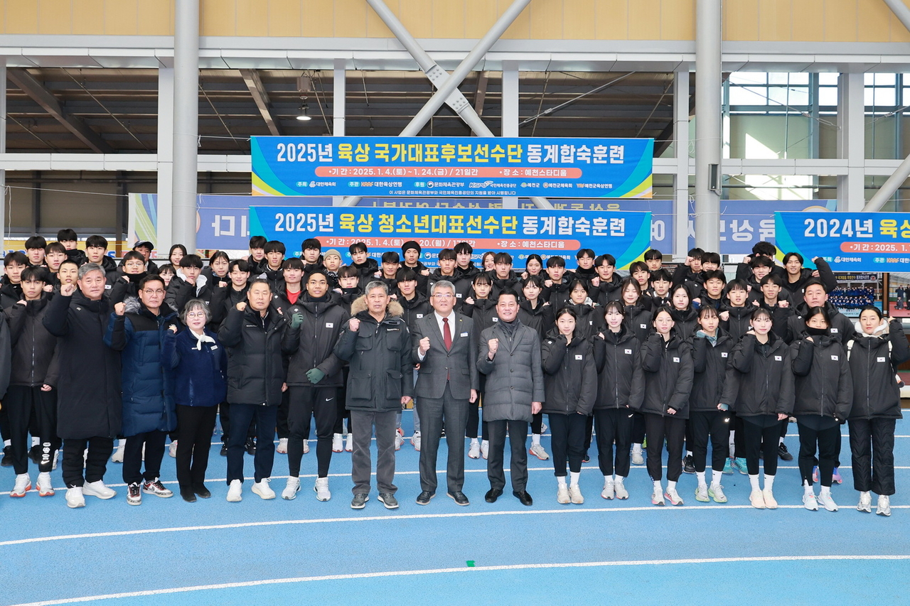 김학동 군수가 동계전지훈련 선수들과 가념사잔을 찍고 있다