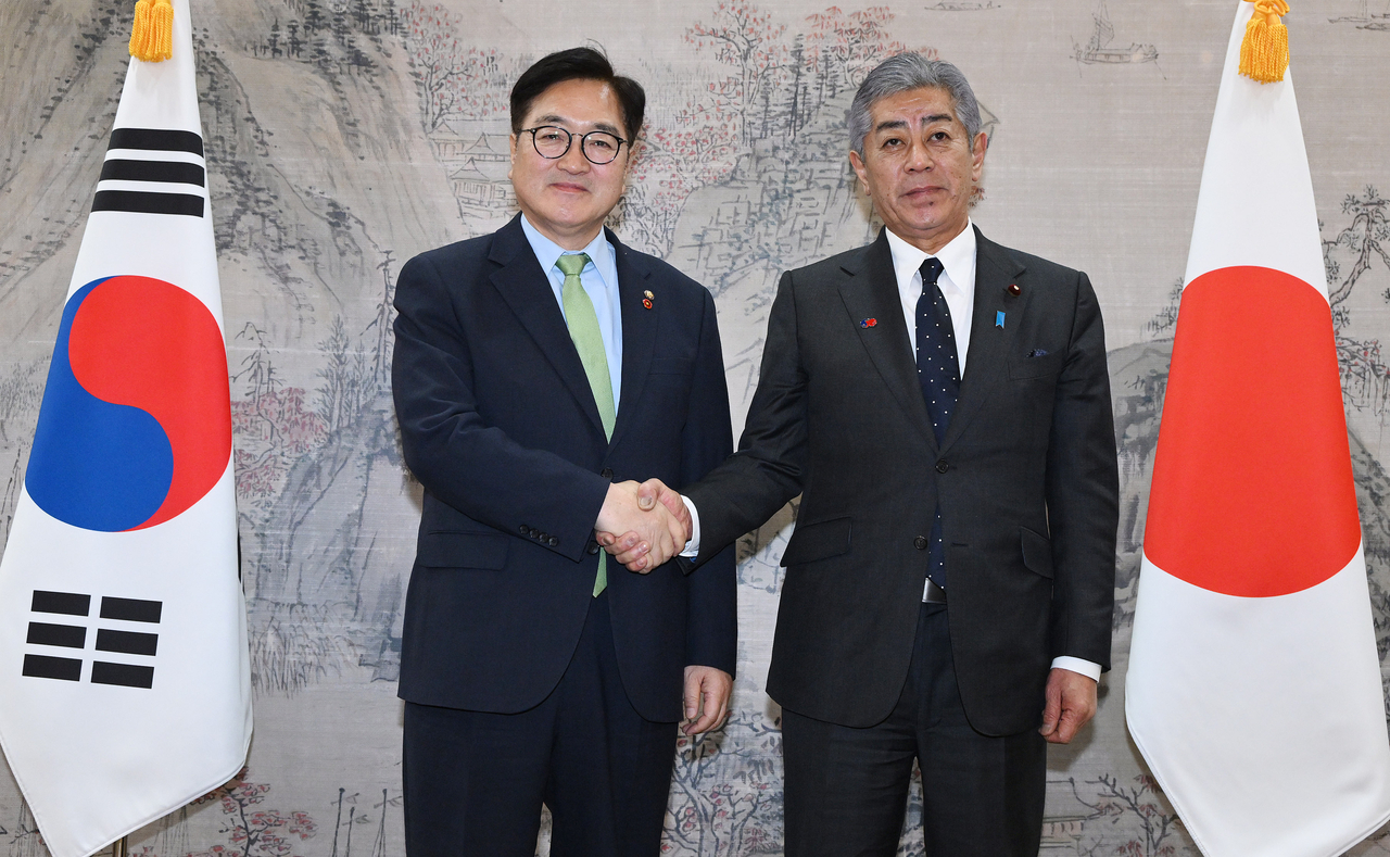 South Korean National Assembly Speaker Woo Won-shik (left) and Japanese Foreign Minister Takeshi Iwaya pose for a photo during their meeting at the parliamentary building in Seoul on Monday. (Pool photo via Yonhap)