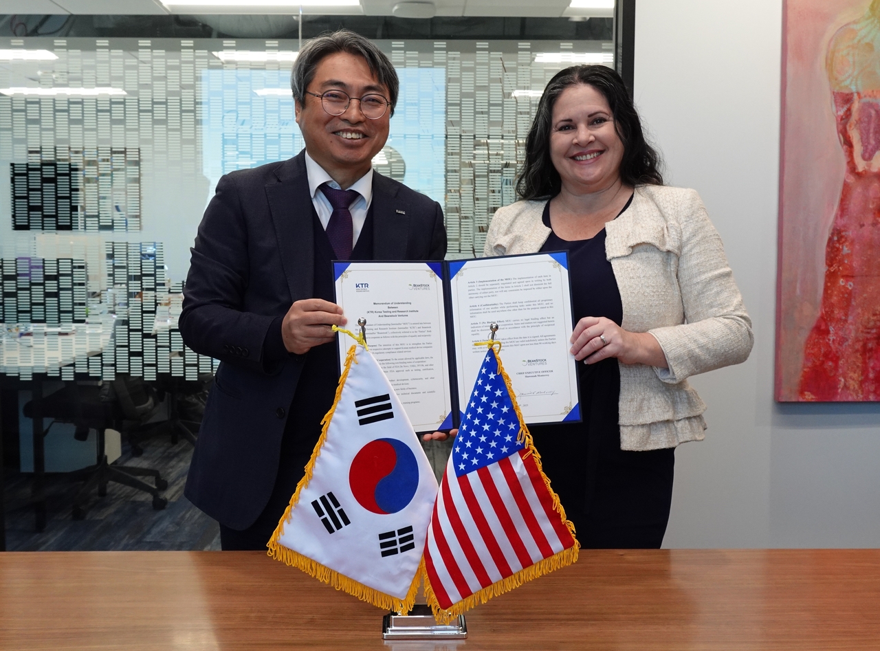 김현철(왼쪽) KTR 원장이 미국 BEANSTOCK Ventures 샤놔 몬테레이 대표와 상호 협력을 위한 업무협약을 체결한 후 기념촬영을 하고 있다.［KTR 제공］