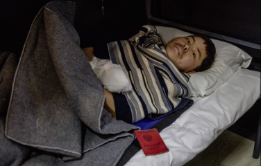 볼로디미르 젤렌스키 우크라이나 대통령은 11일(현지시간) 우크라이나군이 러시아 서부 쿠르스크 지역에서 북한 군인 2명을 생포했다고 밝혔다. 사진은 키이우로 이송된 북한군 병사 모습.  젤렌스키 대통령은 우크라이나 보안국(SBU)의 심문을 받고 있다고 전했다. [연합]