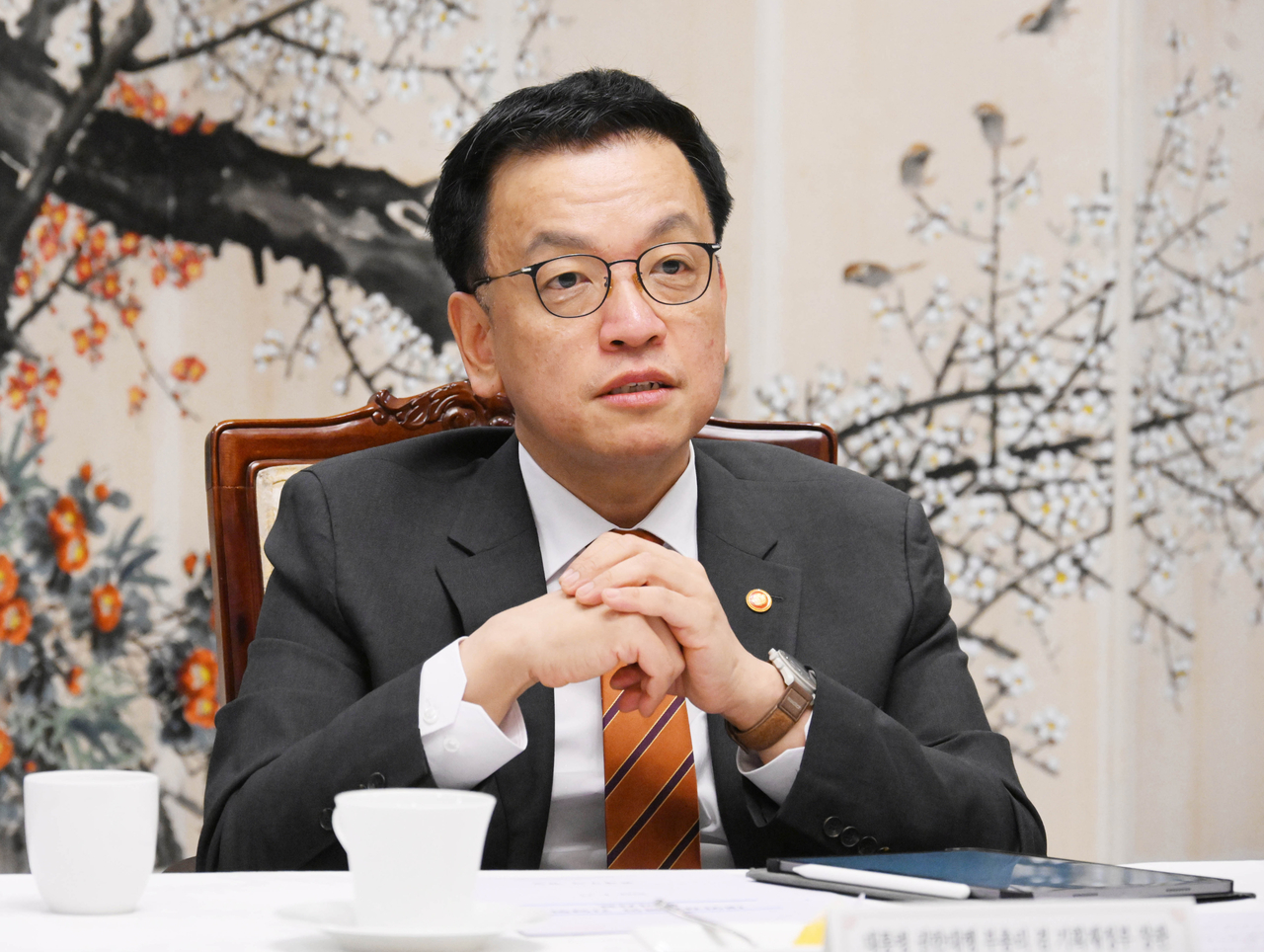 Acting President Choi Sang-mok speaks during a meeting with ministers at the government complex building in Seoul on Monday (Yonhap)