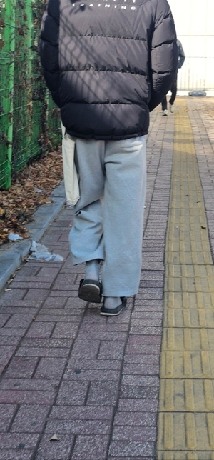 Slippers in the cold: The quirky winter fashion Koreans can't quit