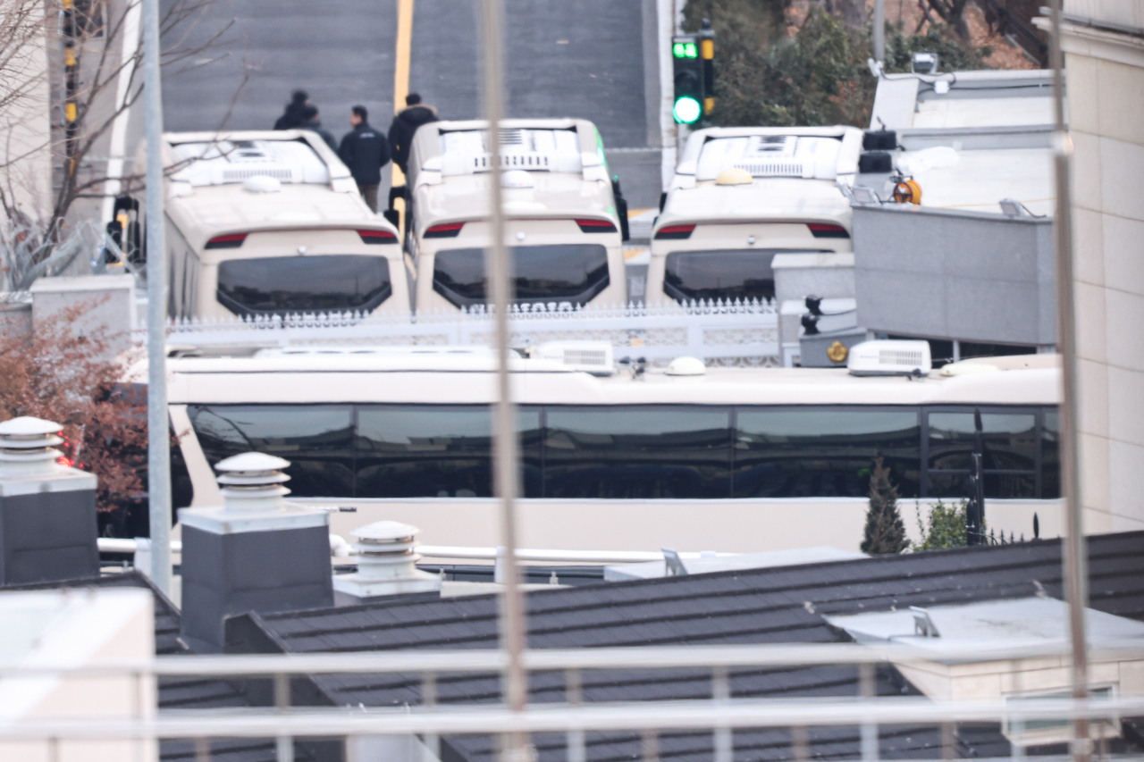 Multiple buses block the main entrance of the presidential residence in Hannam-dong, Yongsan-gu, central Seoul on Jan. 8. (Yonhap)