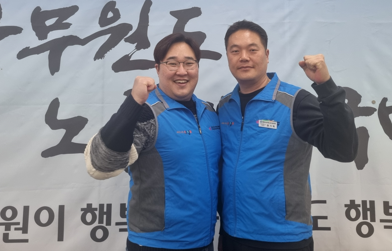 권기득 위원장(오른쪽)이 의성군청 공무원노동조합 출범 파이팅을 외치고 있다. (의성군 제공)