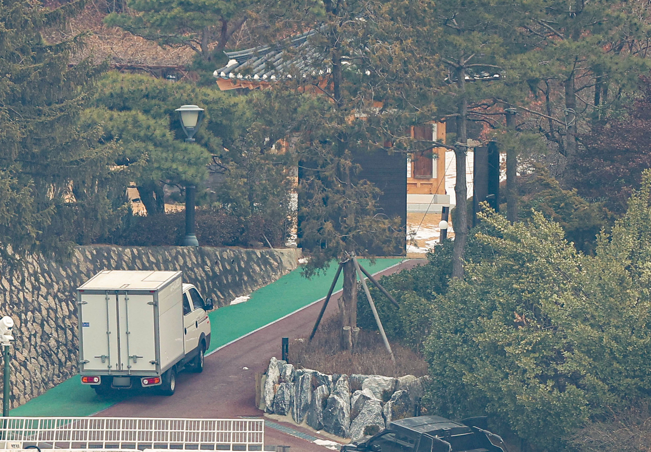 A truck enters President Yoon Suk Yeol's residence in central Seoul on Monday. (Yonhap)