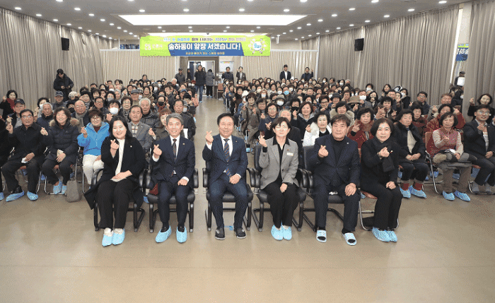 권기창 안동시장이 13일 송하동을 시작으로 내달 11일까지 읍면동 순회에 나선다. 사진은 송화동 순회 모습(안동시 제공)