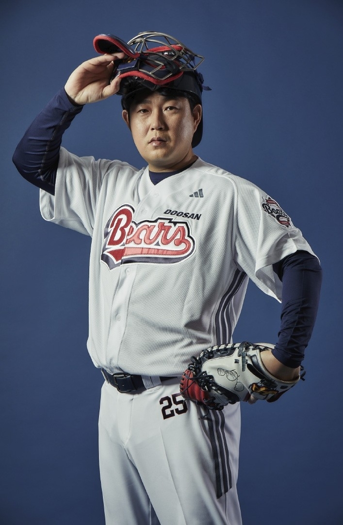 Doosan Bears catcher Yang Eui-Ji dons the team uniform made by Adidas. (Doosan Bears)